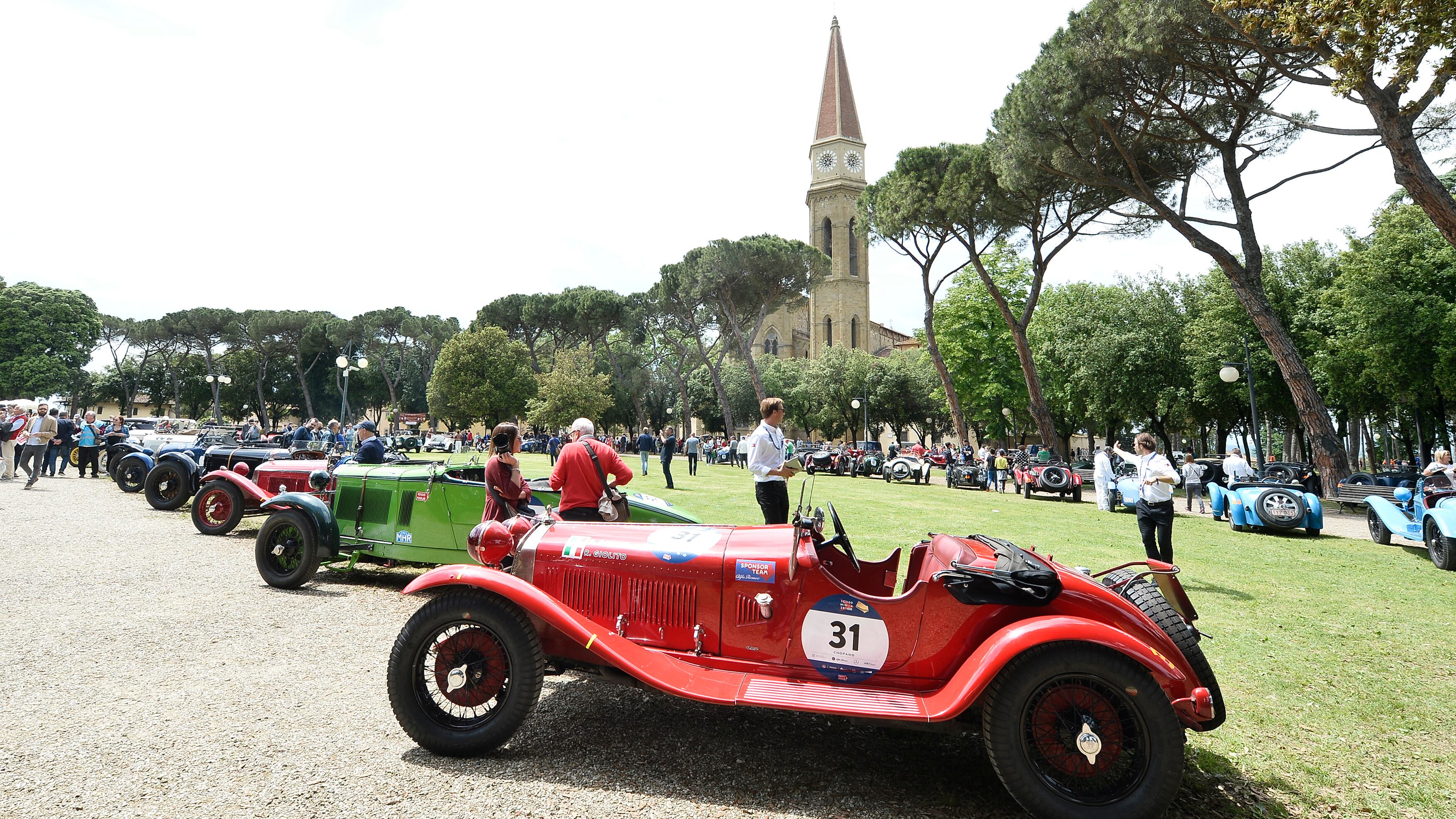 Piloti, star e bolidi da sogno La Mille Miglia arriva in città