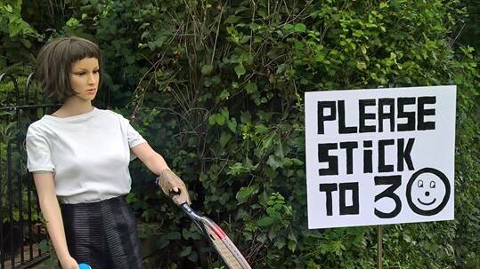 Betty Go-slow, il manichino sexy che rallenta il traffico in Inghilterra