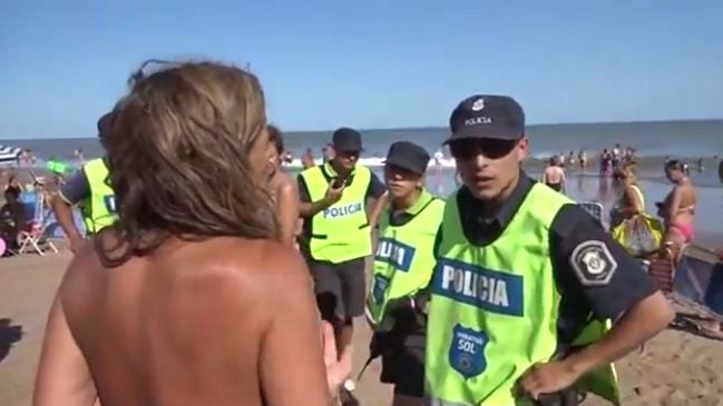 Tre ragazze in topless cacciate dalla spiaggia da 20 agenti: scoppia la polemica in Argentina