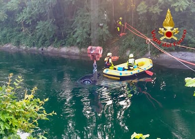 Senago, auto con 9 ragazzi finisce nel canale: morti tre 17enni - FOTO  6