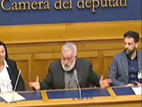 “Dobbiamo uccidere qualcuno?”. La provocazione all’evento di sinistra alla Camera