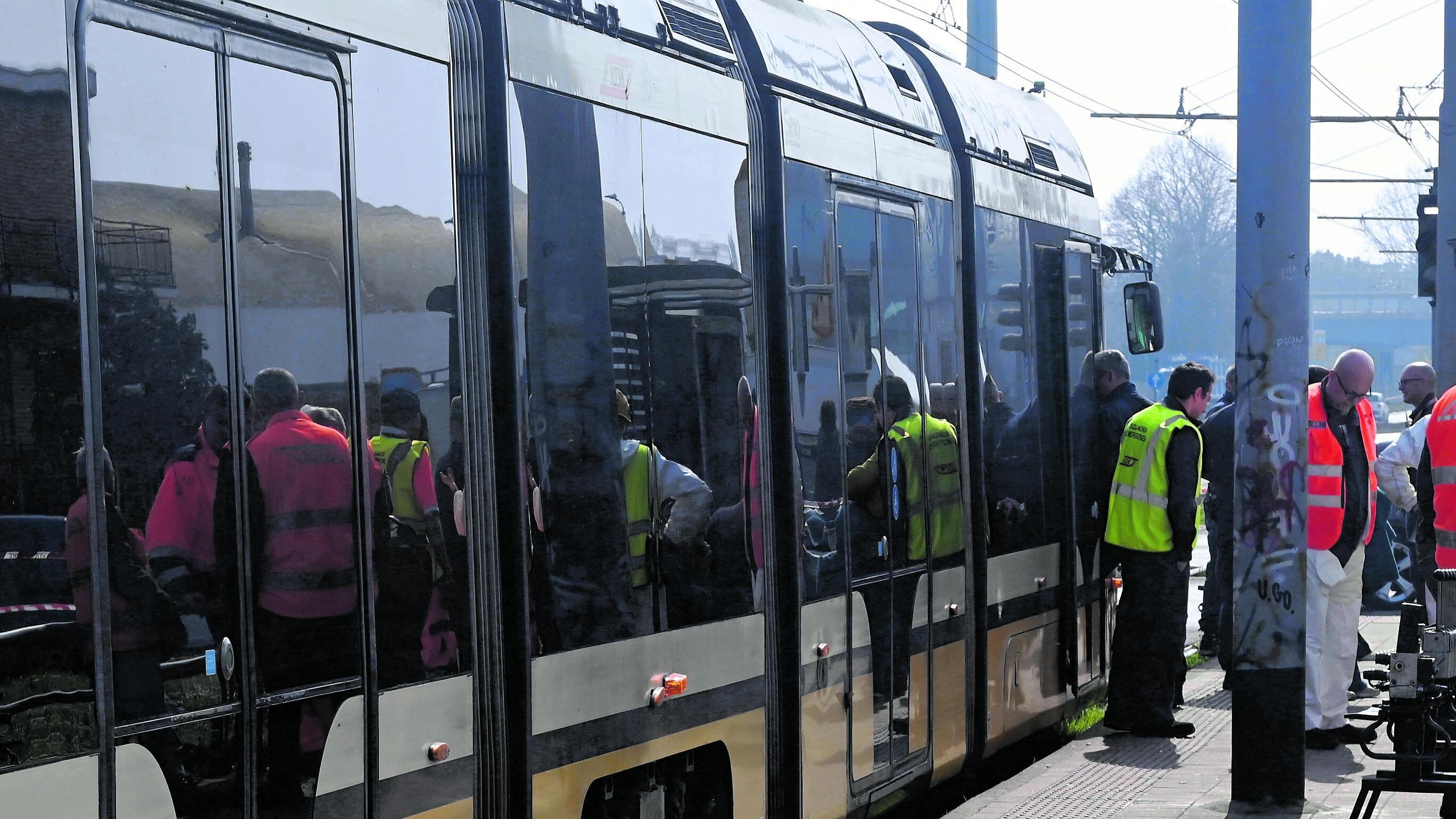 Tram esce dai binari: è il terzo incidente in 10 giorni. Senza feriti