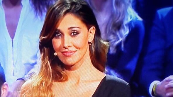 Tu si que vales, Belen in diretta senza reggiseno. E sul web scatta l'ironia