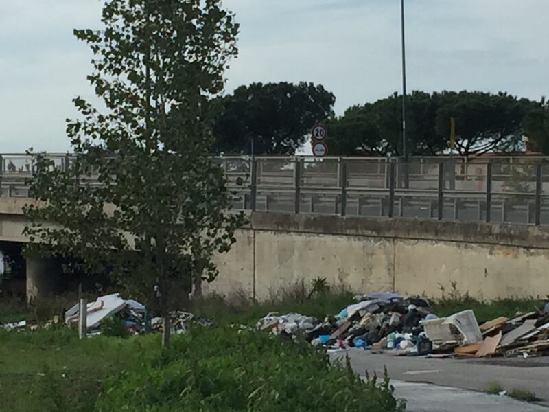 Napoli, lapidi in discarica abusiva a Ponticelli