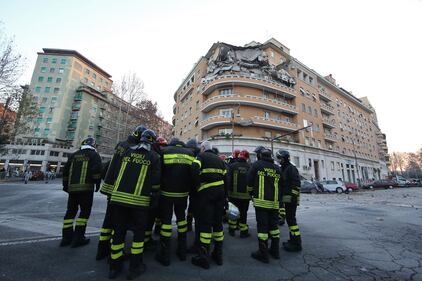 Roma, crollano tre piani di un palazzo 30