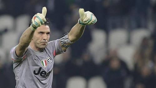 Ilaria D'Amico e Gigi Buffon, passione in piscina e pancino sospetto 24