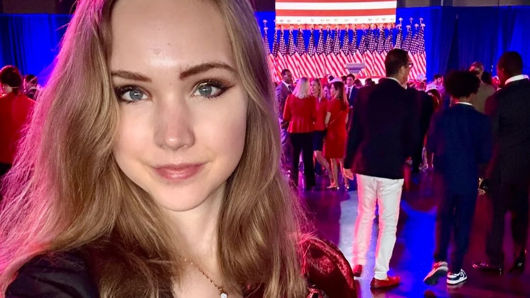 "In Germania non sono al sicuro, asilo negli Usa": chi è Naomi Seibt, l'anti-Greta dell'Afd