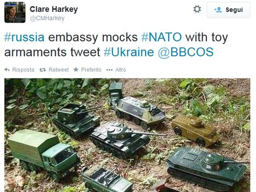 L'ironia dell'ambasciata russa: tank e blindati giocattolo