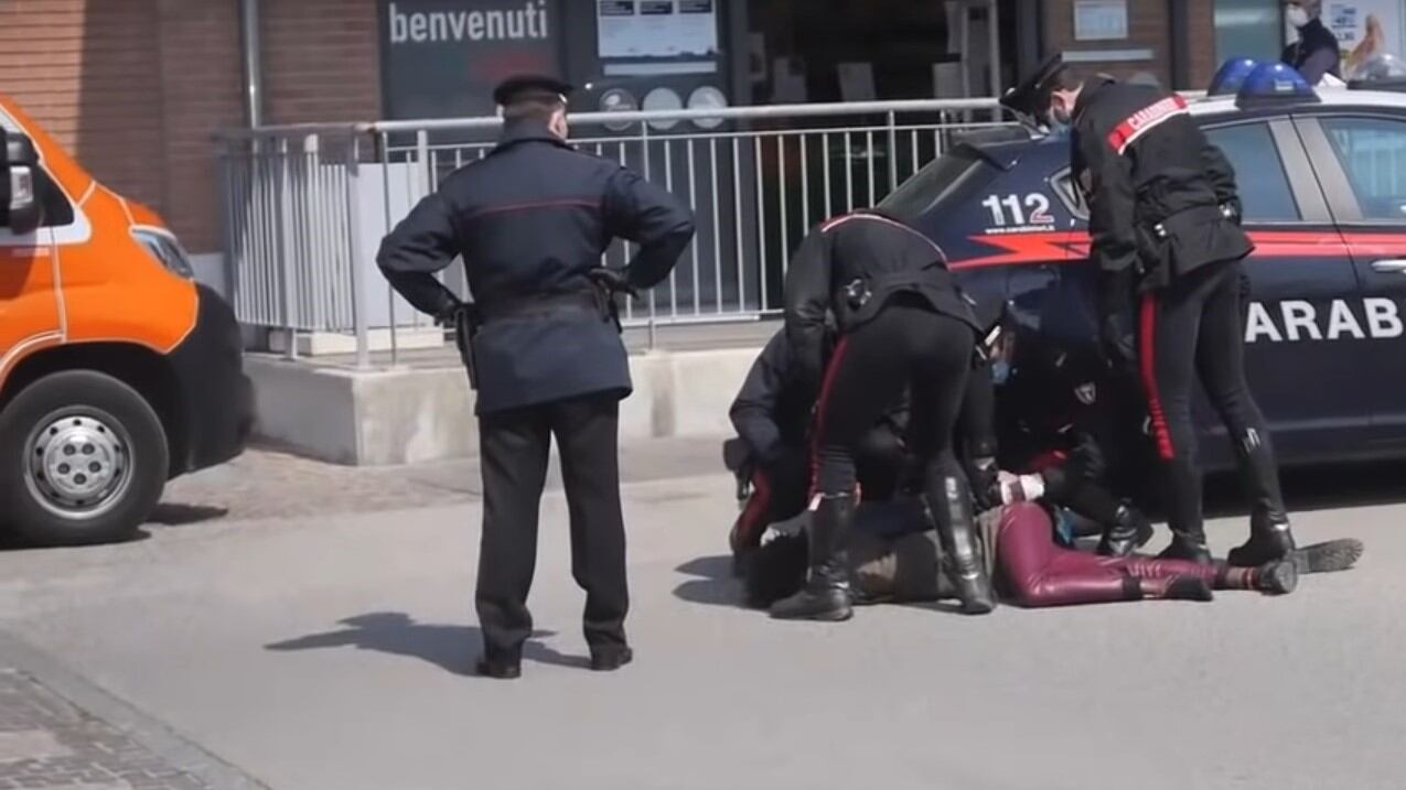 Ravenna, nigeriana molesta clienti al supermercato e attacca militari
