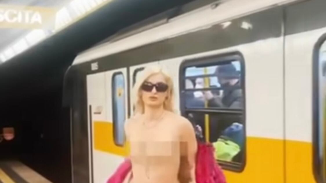 "Prendo la metro e vengo da te". Da X-Factor a una banchina di Milano senza veli