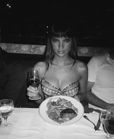 Emily Ratajkowski hot, colazione in tanga 8