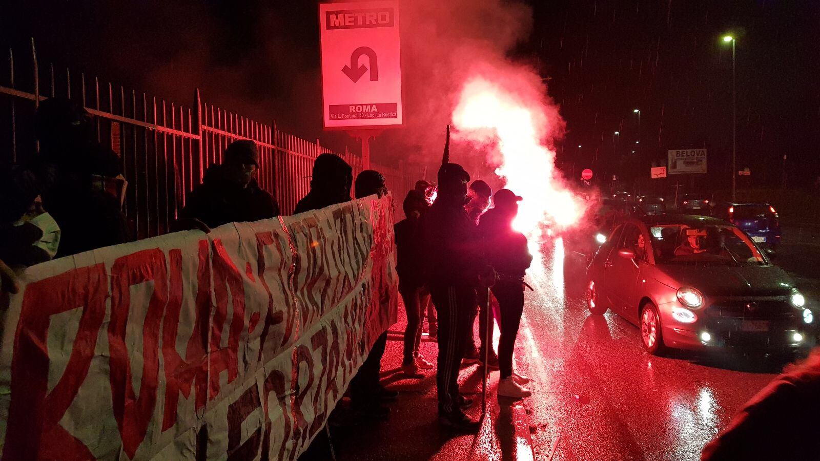 "Fuori dai nostri quartieri": il blitz nel campo nomadi a Roma