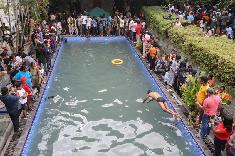 Tuffi in piscina, selfie e violenza: in Sri Lanka assaltati i palazzi del potere 8