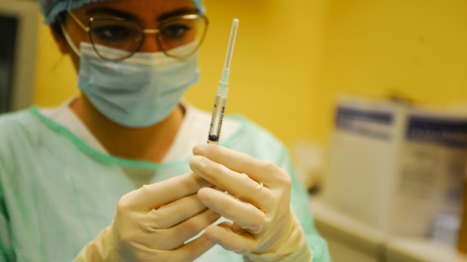 Un milione di vaccinati, ma ecco cosa c'è dietro il crollo del tasso di positività