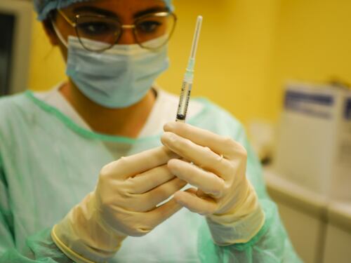 Medici specializzandi contro il ministro, "Errore costringerci a vaccinare gratis"