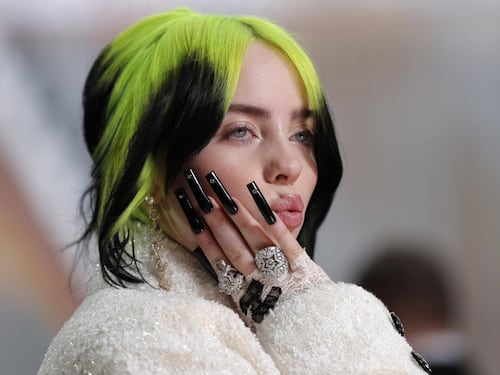 Billie Eilish adotta un cane dal canile