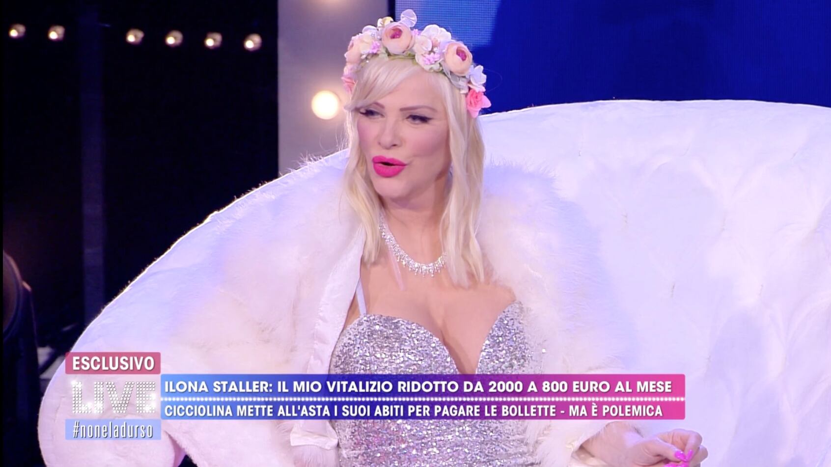 Cicciolina show, tra pitoni, sex toys di cristallo e papere con nomi di politici