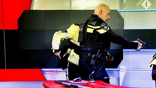 Olanda, uomo fa irruzione nella tv di Stato 1