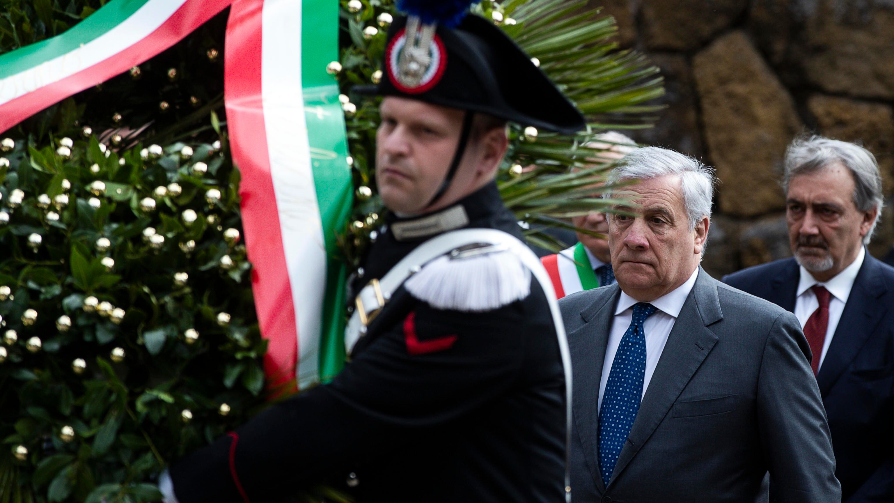 Contestazione a Valditara e governo a testa in giù. Tajani alle Fosse Ardeatine e Salvini al cimitero Usa
