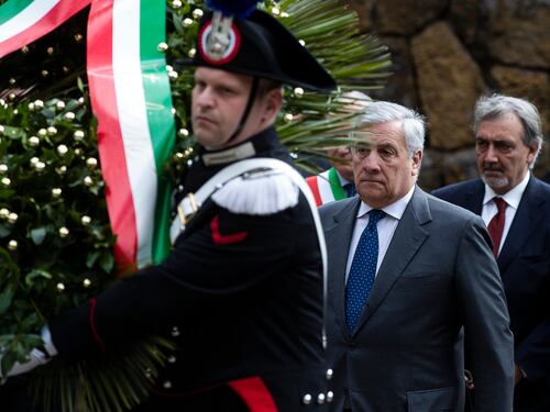 Contestazione a Valditara e governo a testa in giù. Tajani alle Fosse Ardeatine e Salvini al cimitero Usa