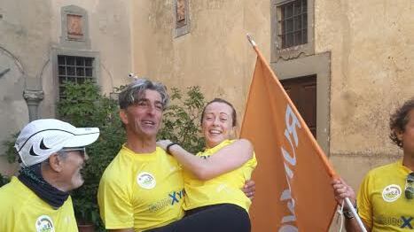 Giorgia Meloni "provoca" Renzi e scala il Monte Senario