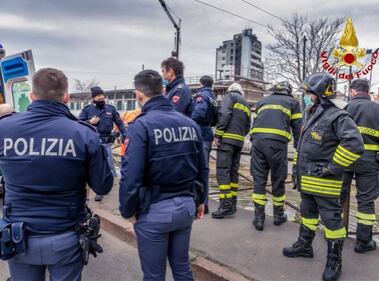 Milano, nordafricano scappa dalla polizia e si butta nel Naviglio in secca 3