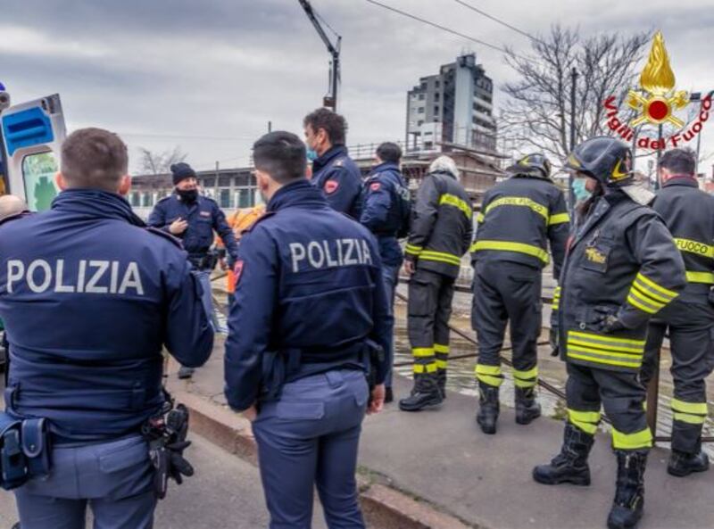 Milano, nordafricano scappa dalla polizia e si butta nel Naviglio in secca 3