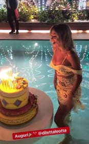 Diletta Leotta, festeggia i 28 anni con un pazzo pool party 7