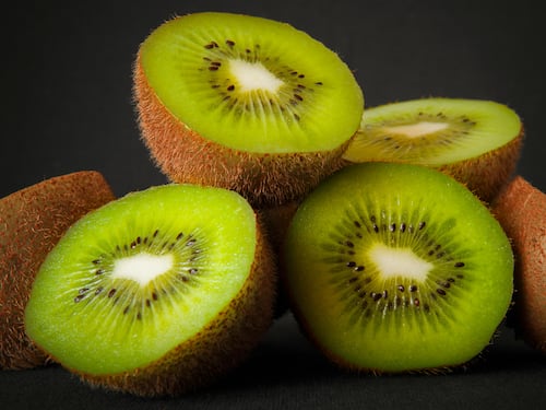 Kiwi, consumarne due prima di andare a dormire migliora il riposo (questo e altri benefici)