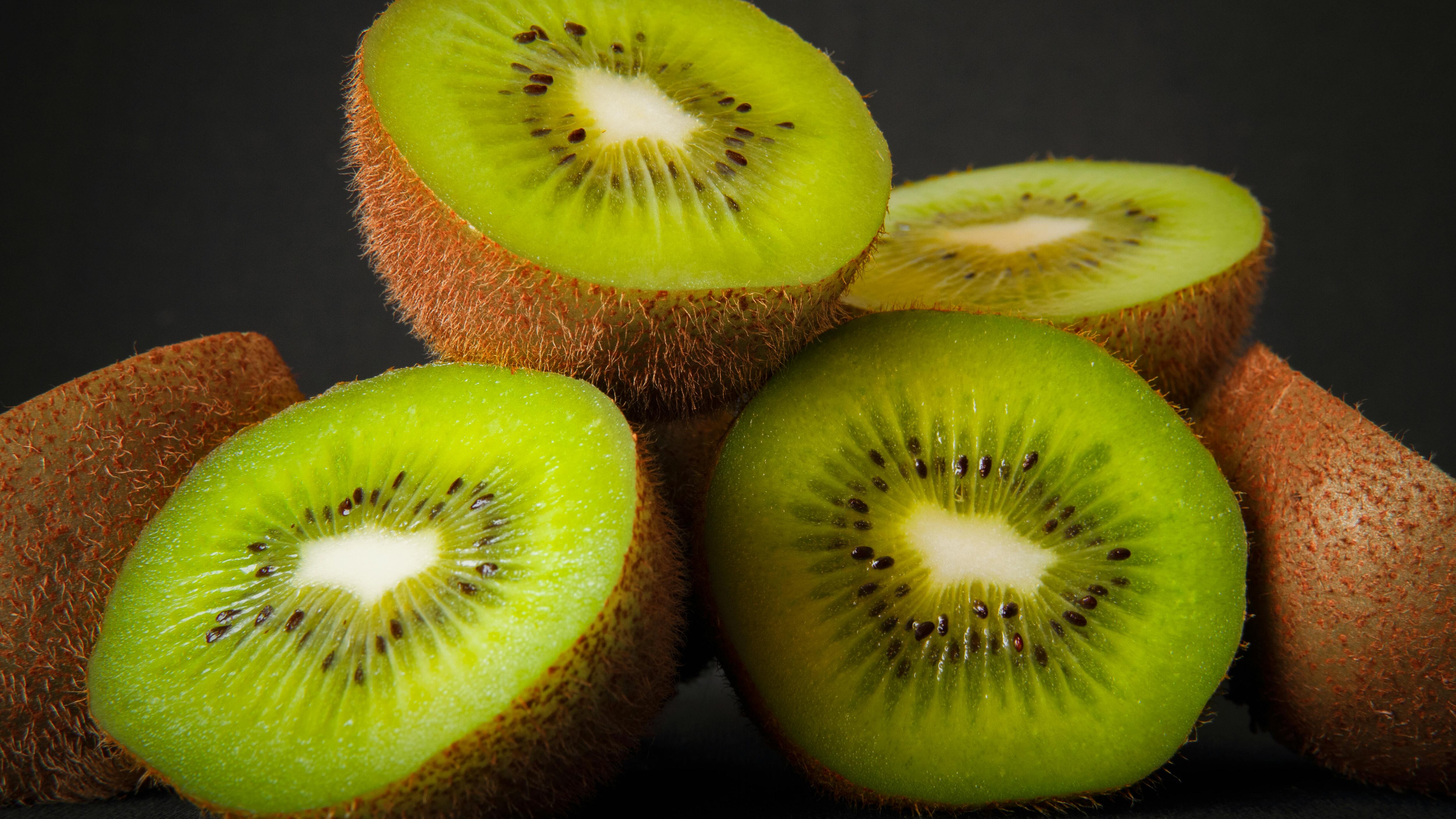Kiwi, consumarne due prima di andare a dormire migliora il riposo (questo e altri benefici)