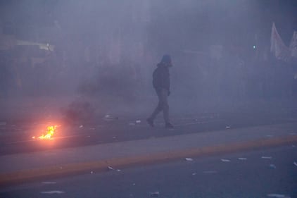 Grecia, scontri davanti al parlamento 3