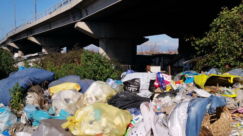 Studenti intossicati dai roghi di rifiuti, una discarica vicino alla scuola 1