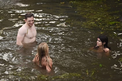 Gli studenti di Cambridge festeggiano tuffandosi nel fiume 15