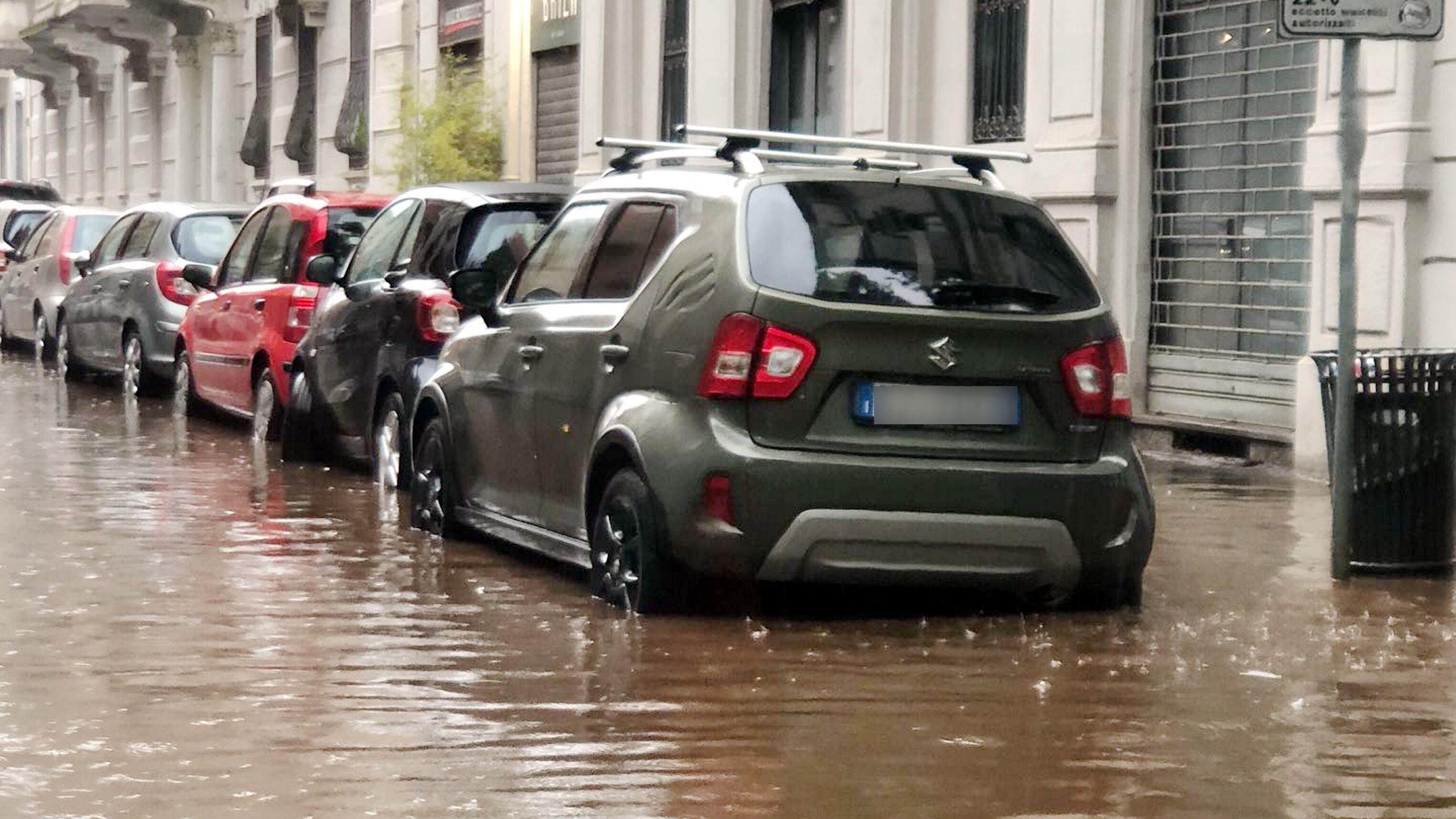 Maltempo, allagamenti a Milano, traffico impazzito. Aperta una vasca anti esondazioni