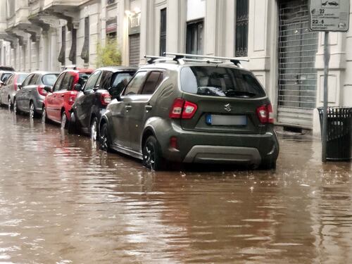 Maltempo, allagamenti a Milano, traffico impazzito. Aperta una vasca anti esondazioni