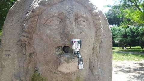 Pozzuoli, la fontana romana deturpata dal rubinetto moderno