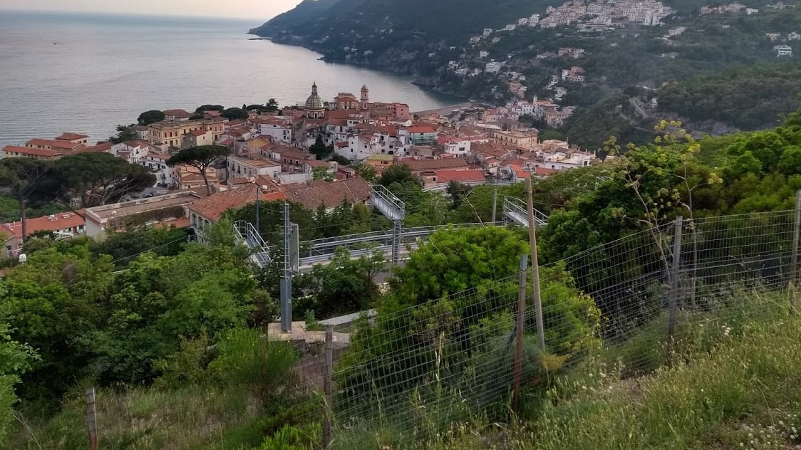 Cadono massi in Costiera Amalfitana, strada chiusa