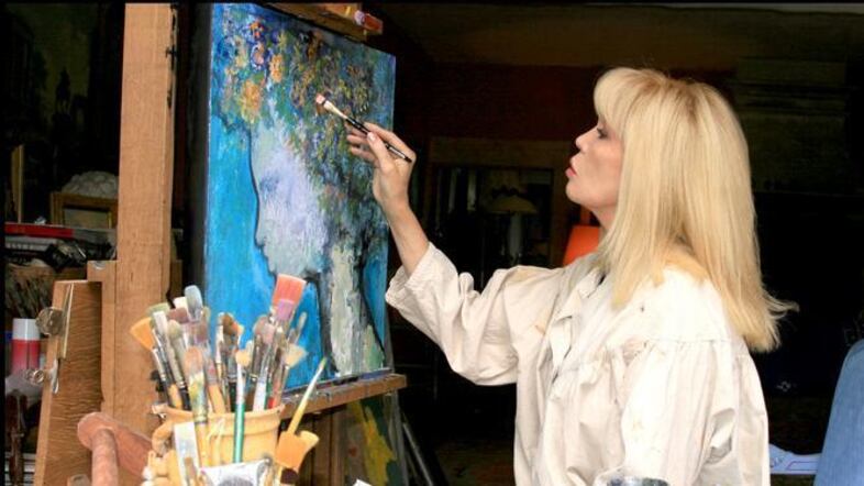 Il ritorno di Amanda Lear da diva anni '80 a pittrice