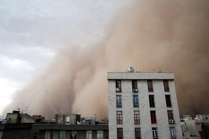 Tempesta di sabbia: cinque morti a Teheran 5