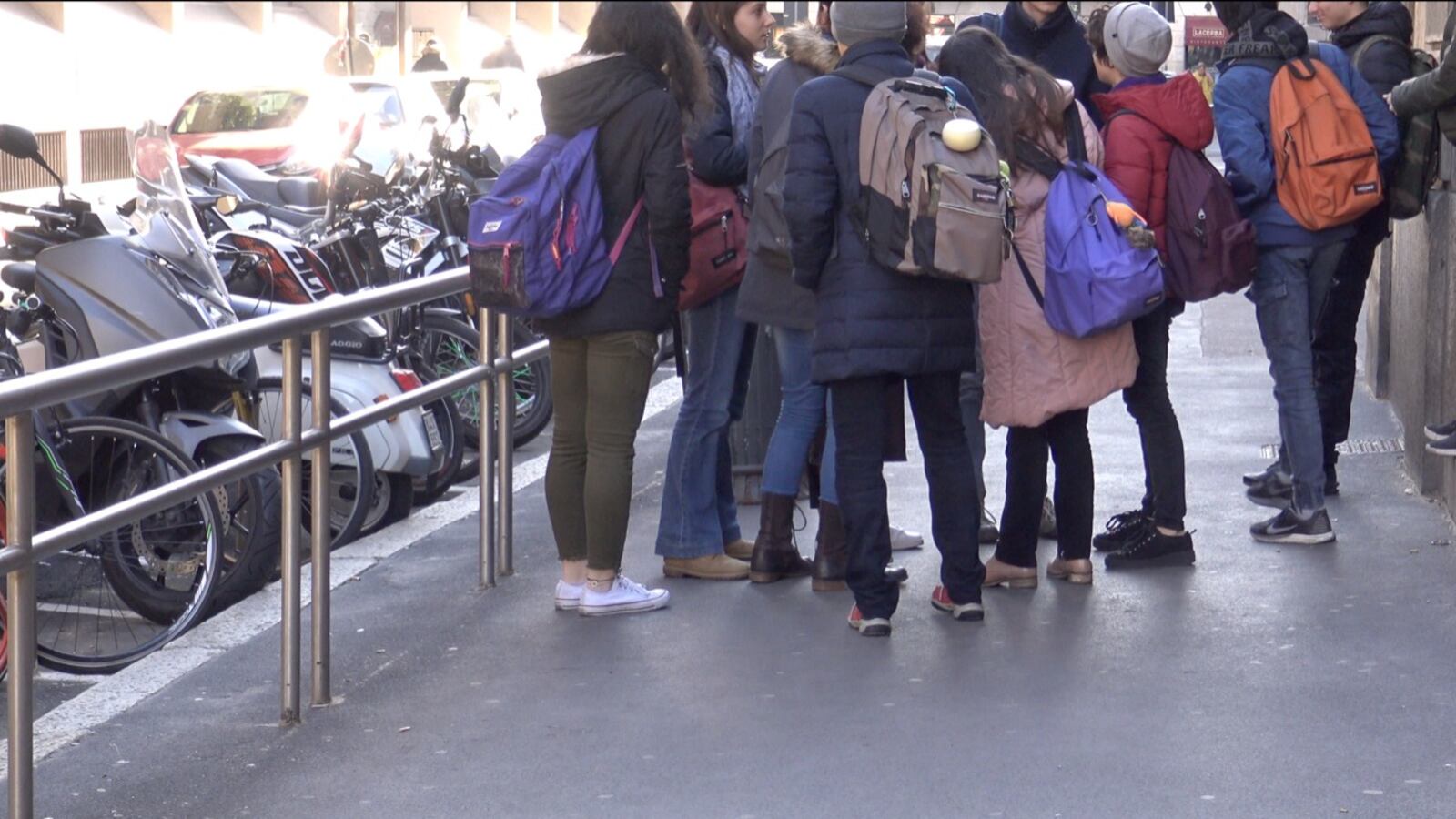 Classe studia la lingua dei segni per la compagna non udente