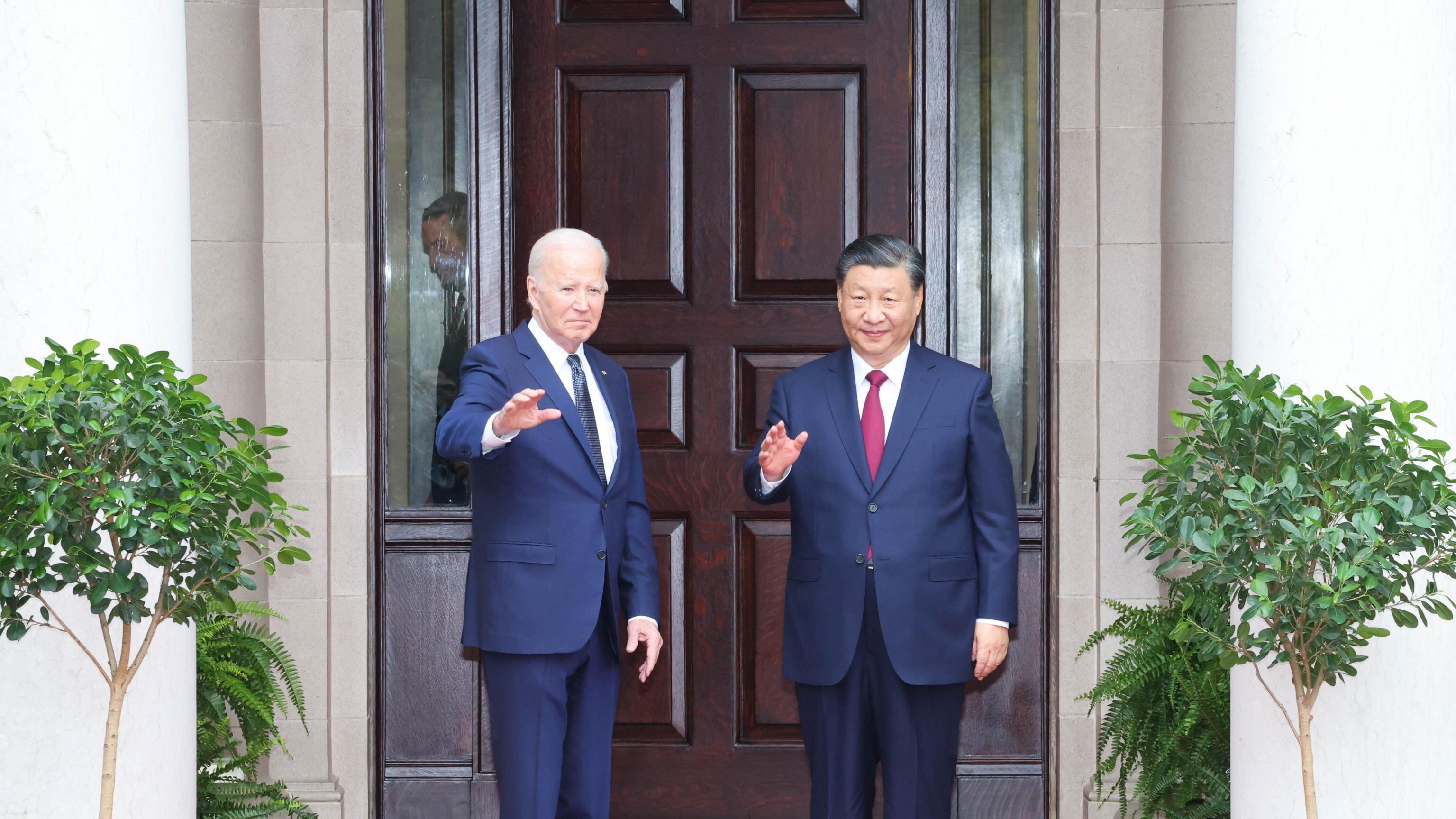 Quattro ore di incontro. Ma poi Biden gela Xi: "Rimane un dittatore"