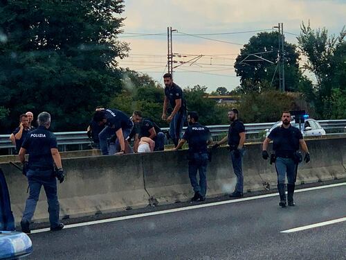 Nordafricano lancia sassi sulla A1: finisce in ospedale la deputata della Lega