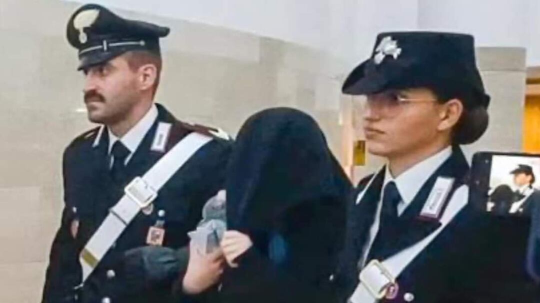 Lo sciacquone, il silenzio, la foto. L'interrogatorio della donna che ha partorito nel night