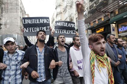 Manifestanti in strada ad Anklara dopo la strage