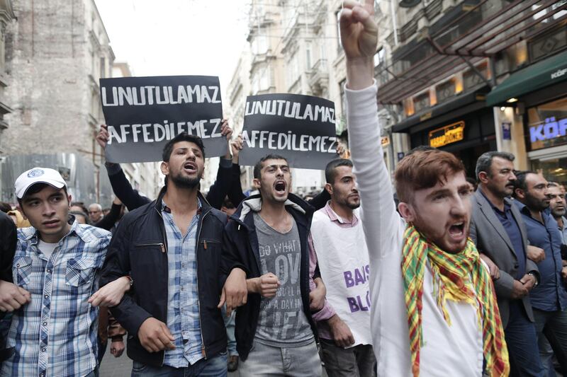 Dopo la strage, la Turchia in piazza. "Identificato uno dei due kamikaze"