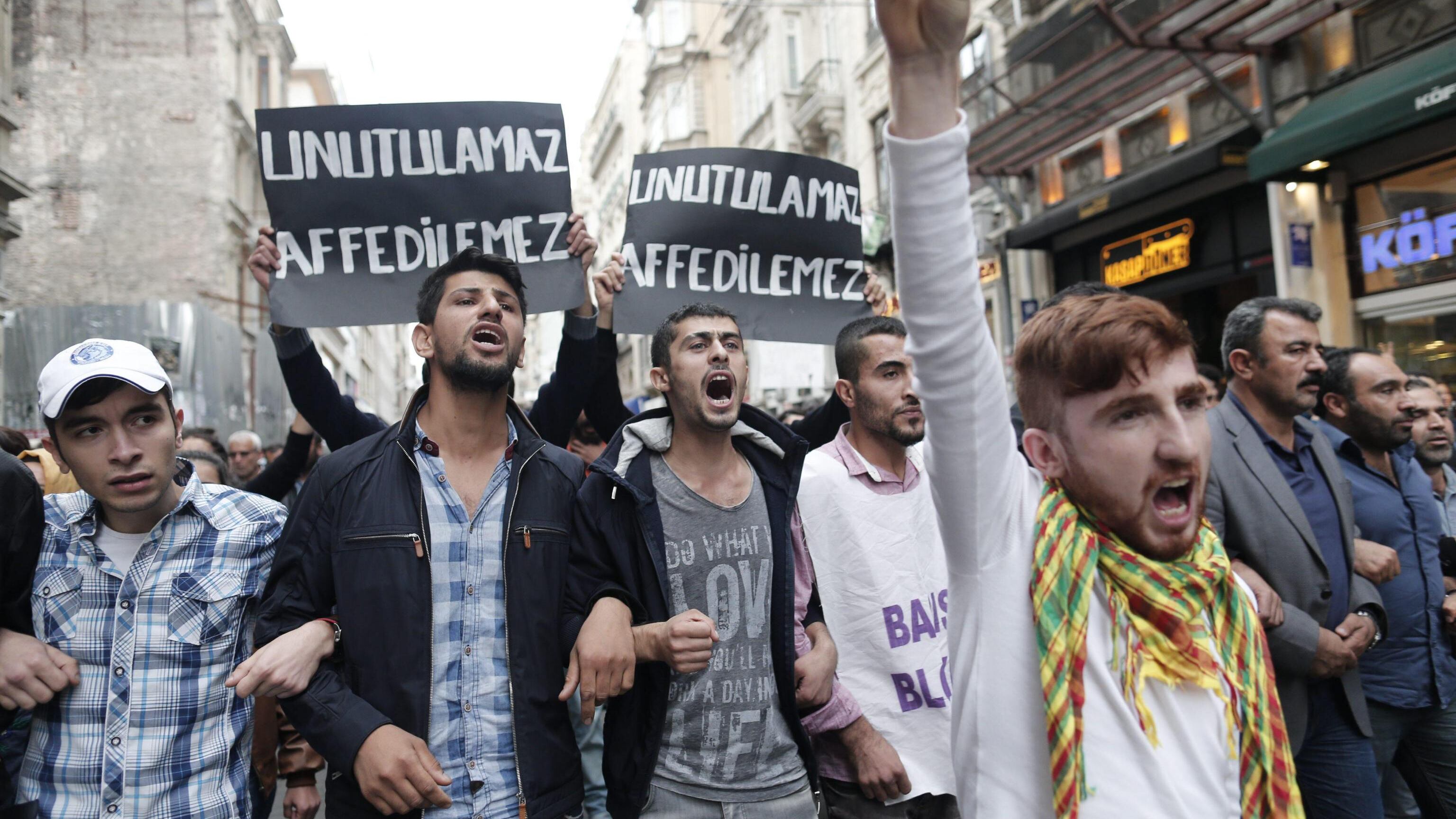 Dopo la strage, la Turchia in piazza. "Identificato uno dei due kamikaze"