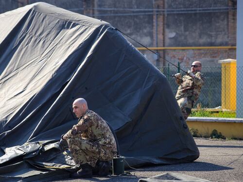 Piacenza, allestito l'ospedale da campo dell'esercito per il Covid-19