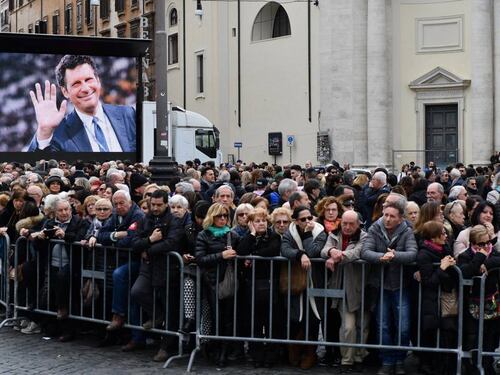L'ultimo saluto a Fabrizio Frizzi Folla e maxi-schermi a Roma