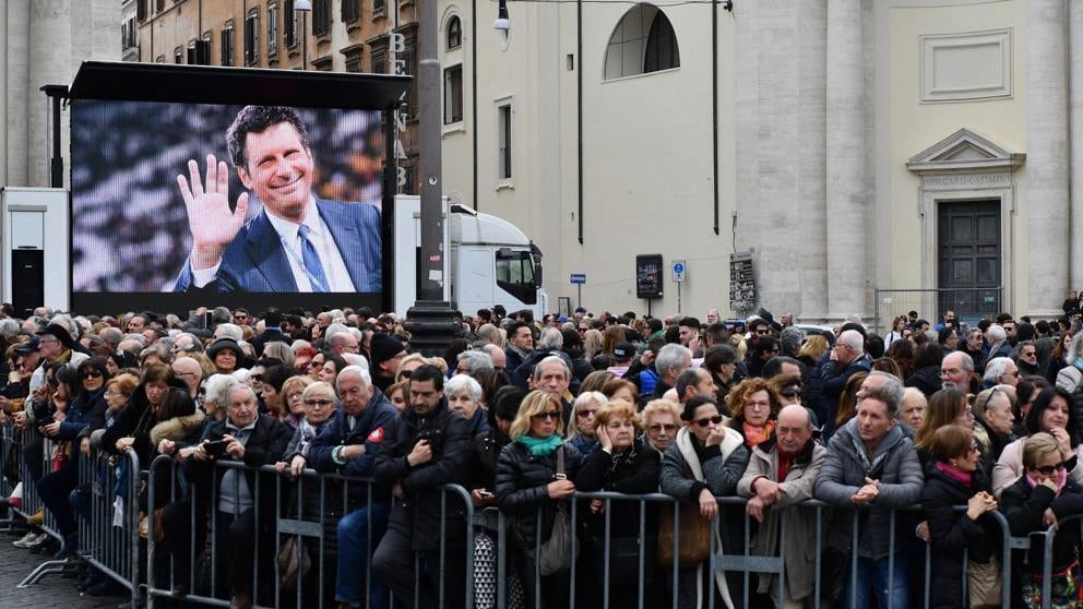 L'ultimo saluto a Fabrizio Frizzi Folla e maxi-schermi a Roma