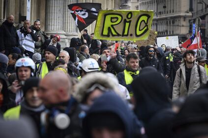 Parigi: nuove proteste in piazza per i Gilet Gialli  2